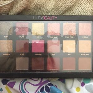 Huda Beauty rose gold edition palette